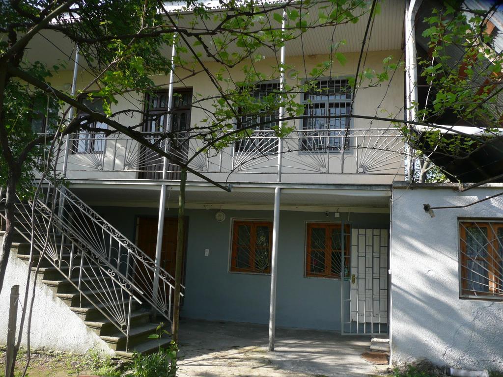 Gvirilas Sakhli Guest House Khashuri Extérieur photo